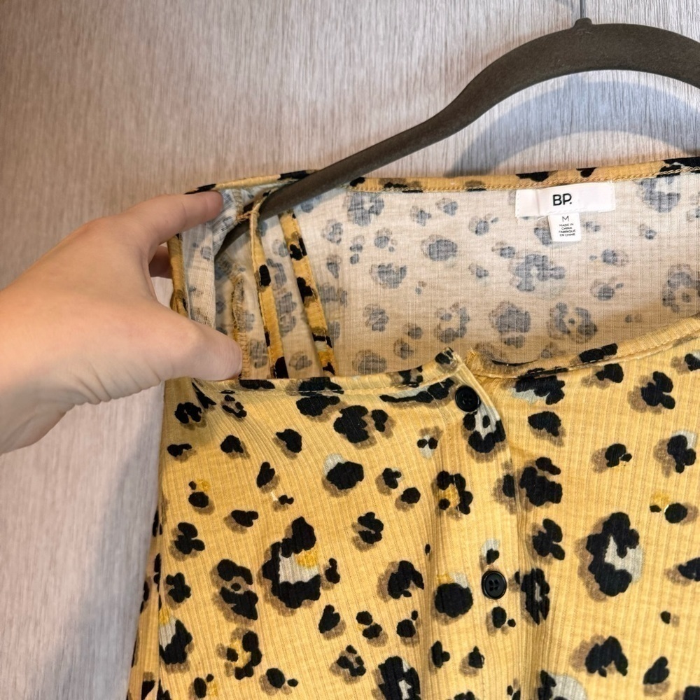 NWT BP Biege Nougat Leopard Crop Top Tank & Cardigan Attached Set Medium - Picture 8 of 10